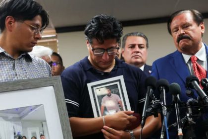 Lorenzo Salgado: hijo de migrante muerto por ICE pide investigar caso - AP