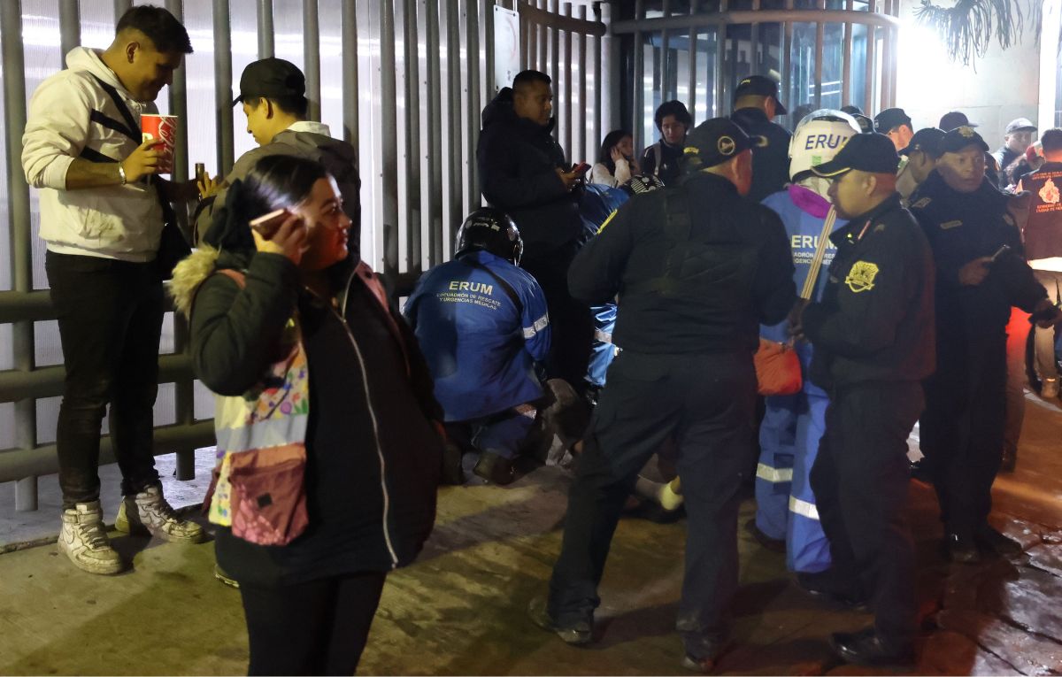 Elementos del ERUM y la Secretaría de Seguridad Ciudadana (SSC) atendieron a personas, sobre la calle de Lancaster al cruce con Reforma. FOTO: GALO CAÑAS/CUARTOSCURO.COM