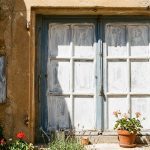 La razón por la que miles de franceses pintan sus ventanas de blanco ante el calor extremo - Generada con Gemini IA