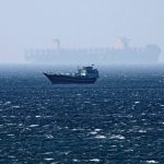 Fotografía de archivo de barcos navegando por el estrecho de Ormuz, vistos desde Omán. EFE/EPA/ Ali Haider