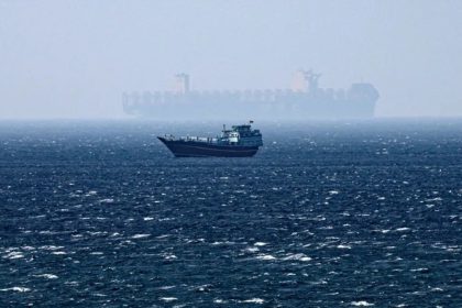 Fotografía de archivo de barcos navegando por el estrecho de Ormuz, vistos desde Omán. EFE/EPA/ Ali Haider