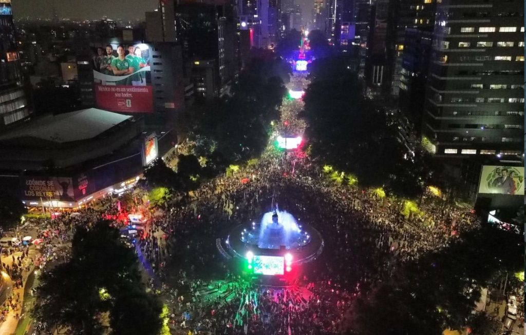 CIUDAD DE MÉXICO, 30JUNIO2026.- Miles de aficionados celebran en las inmediaciones del Ángel de la Independencia, el triunfo de la Selección Mexicana ante Ecuador durante los 16vos de final de la Copa del Mundo 2026. FOTO: GALO CAÑAS/CUARTOSCURO.COM