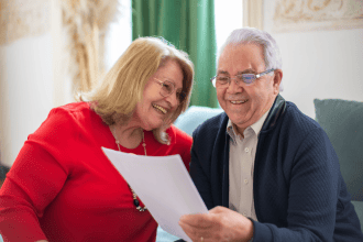 Aguinaldo para adultos mayores. Foto: Pexels