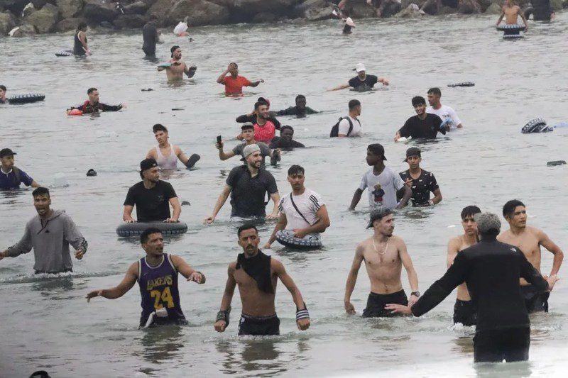 migrantes marroquís nadan en ceuta