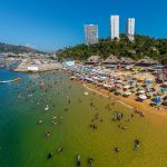vacacionistas en playas de guerrero