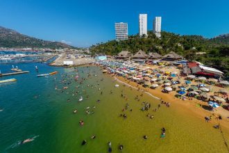 vacacionistas en playas de guerrero