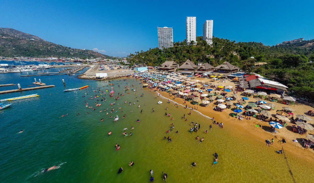 vacacionistas en playas de guerrero