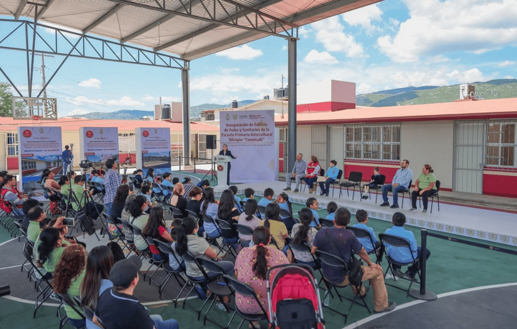 Evelyn Salgado entrega nuevas aulas y sanitarios a escuela bilingüe de Chilpancingo