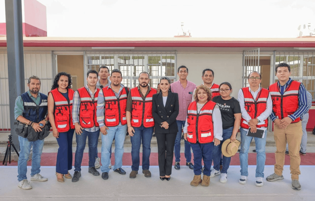 Evelyn Salgado entrega nuevas aulas y sanitarios a escuela bilingüe de Chilpancingo